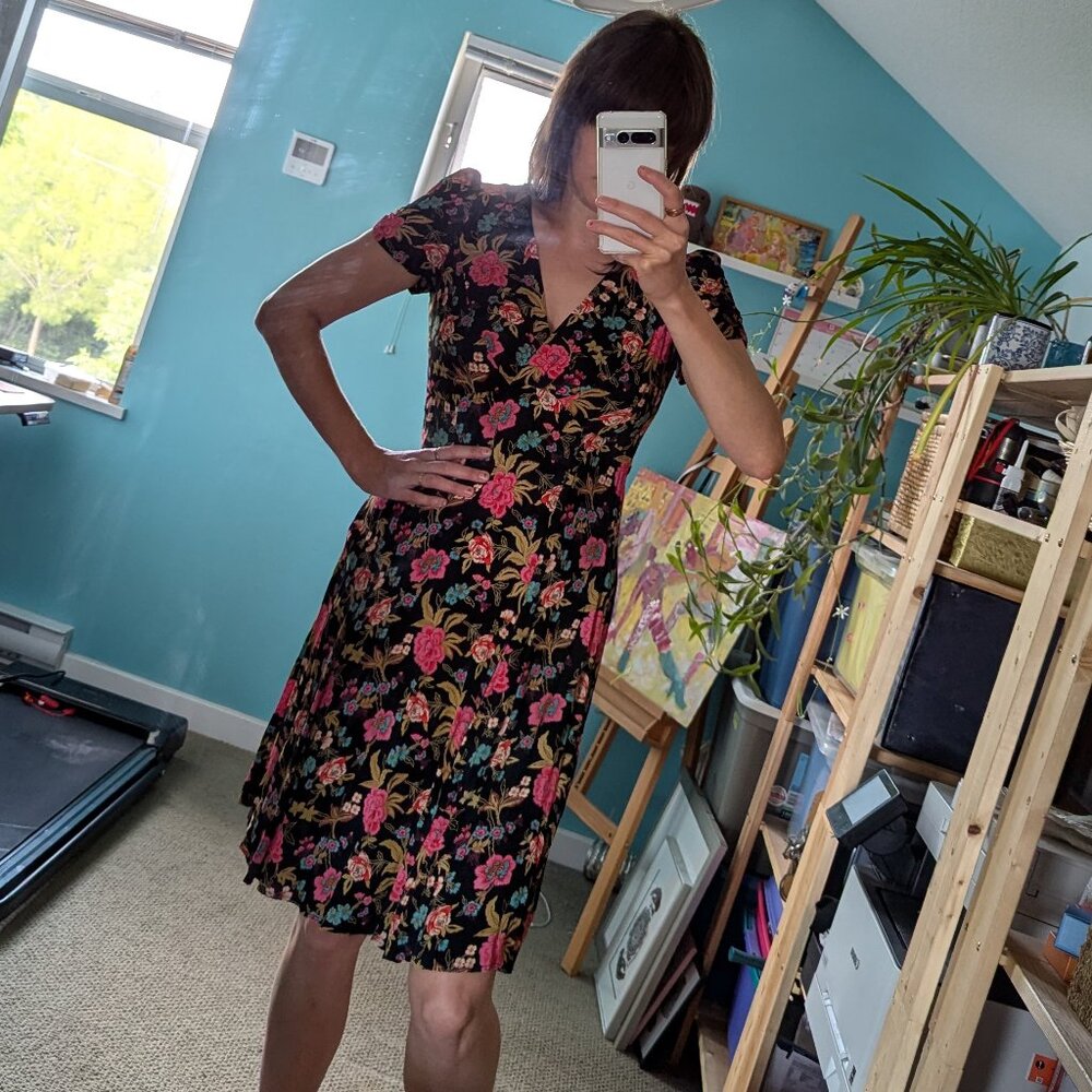 Stunning floral midi dress straight from California, 100% rayon, size M